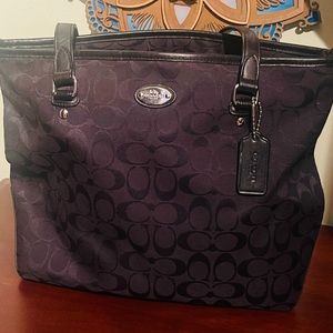 Coach Purse Black with signature C on the purse!